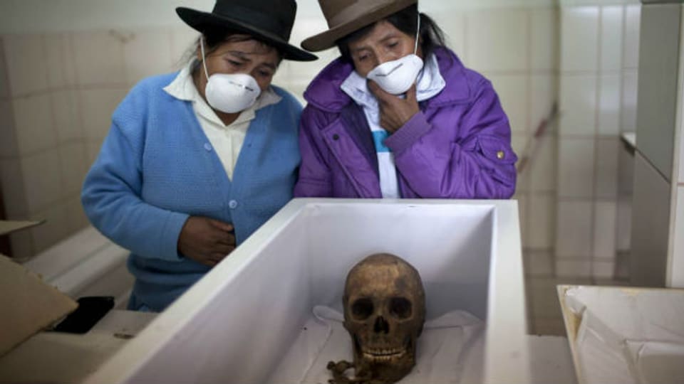 Zwei Peruanerinnen mit den Überresten ihres Vaters, der dem «Leuchtenden Pfad» zum Opfer fiel.