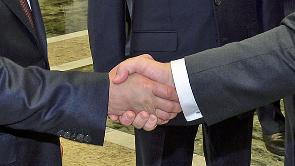 Wladimir Putin und Petro Poroschenko beim Handschlag am 26. August in Minsk. Via Telefon klappte die Verständigung scheinbar nicht.