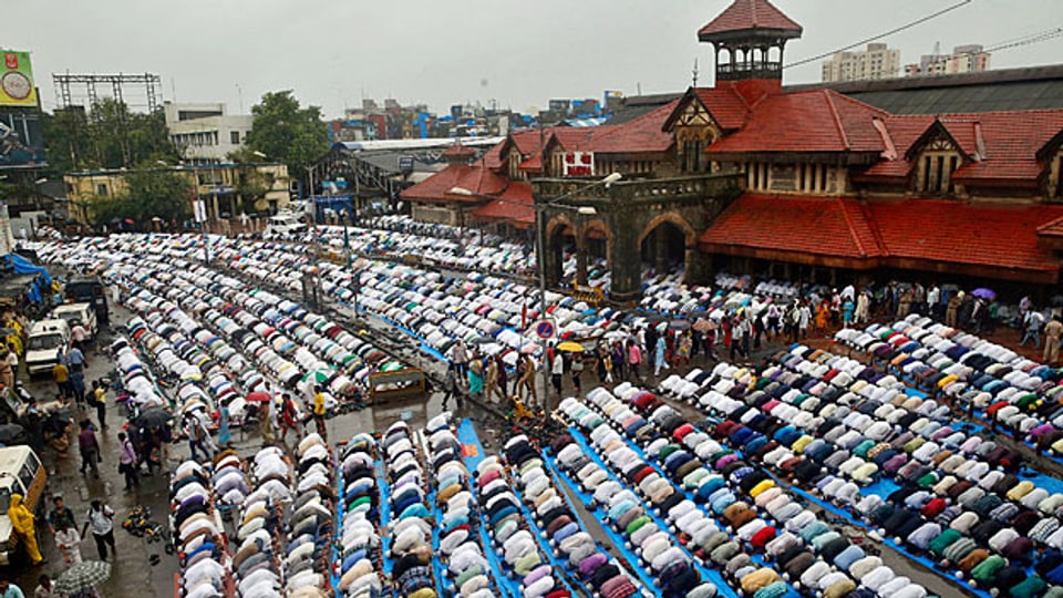 Die Hoffnung von al-Kaida: Anhänger finden unter den zahlreichen Muslimen Indiens. Bild: Muslime beten während des Ramadans vor einem Bahnhof in Mumbai.