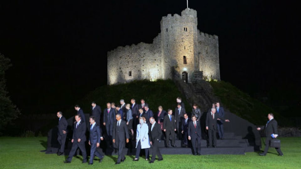 Die Staats- und Regierungschefs der NATO-Länder beim Fototermin vor dem Cardiff Castle.
