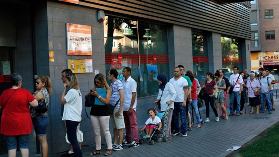 Menschenschlange vor einem Arbeitsamt in Madrid am 2. September 2014. Erstmals seit sechs Monaten ist die Arbeitslosenquote wieder angestiegen.