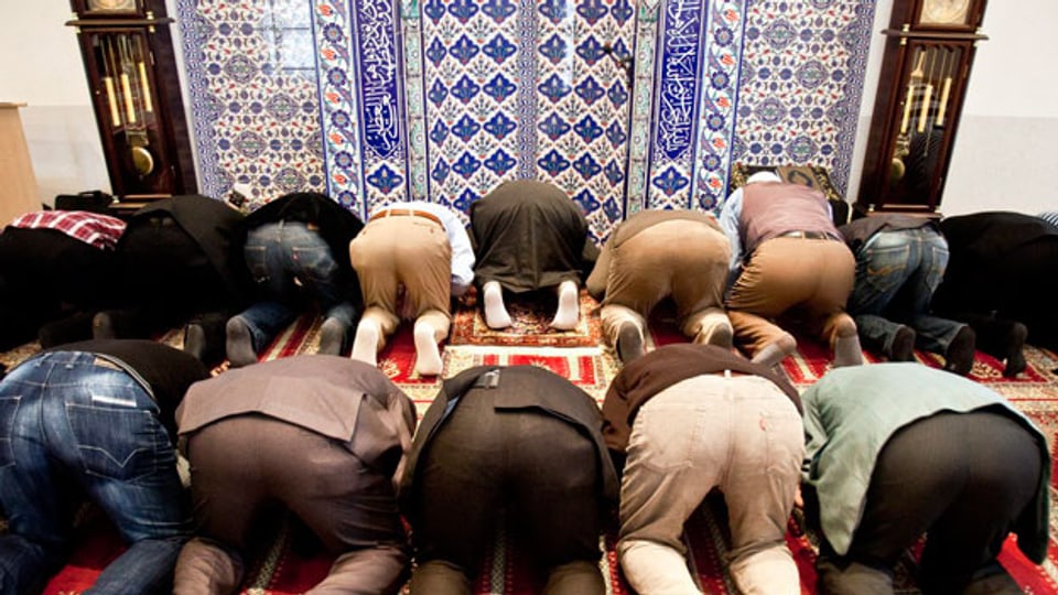 Betende Muslime in einer Moschee in St. Gallen.