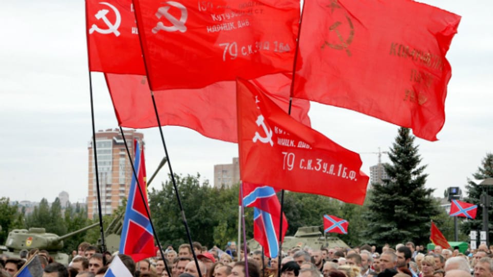 Sowjetische Flaggen bei einer Pro-russischen Gedenkveranstaltung in Donezk am Sonntag.