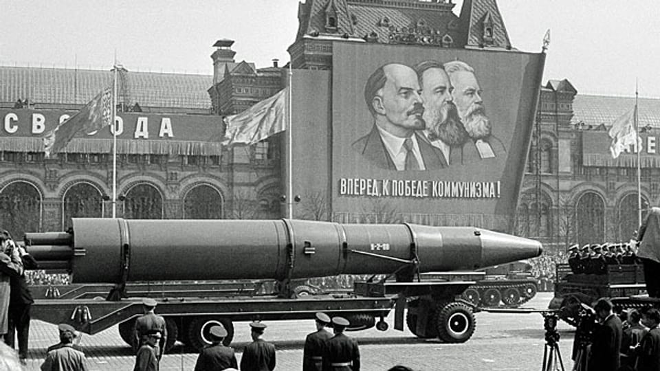Zurück zum Kalten Krieg? 71 Prozent der Amerikaner und 68 Prozent der Europäer haben inzwischen ein rundweg negatives Bild von Russland. Bild: Eine Rakete auf dem Roten Platz in Moskau, am 1. Mai 1963.