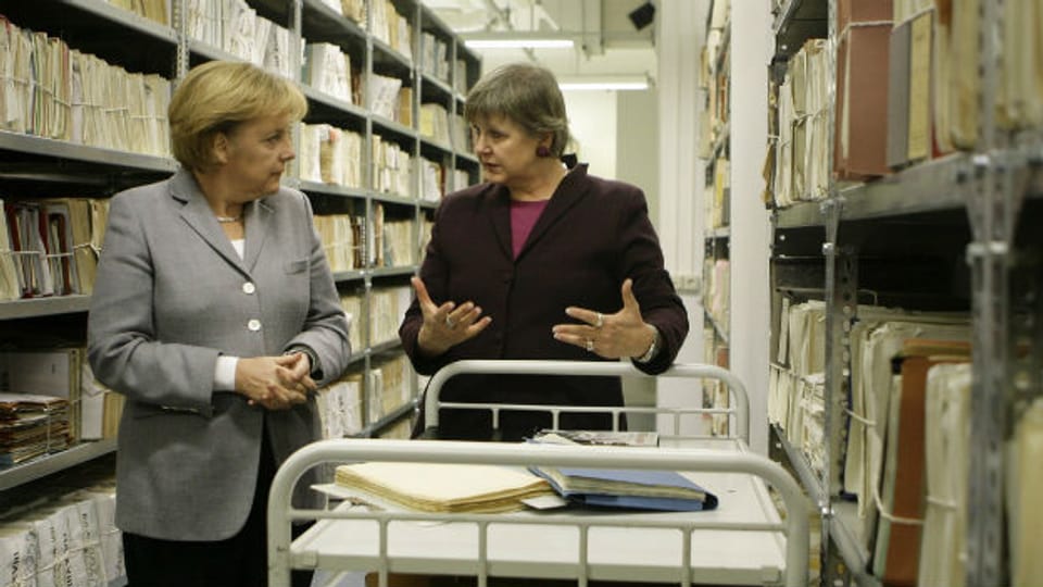 Marianne Birthler (r.) und Kanzlerin Angela Merkel im Archiv der Stasi-Unterlagenbehörde in Berlin (15.1.2009).