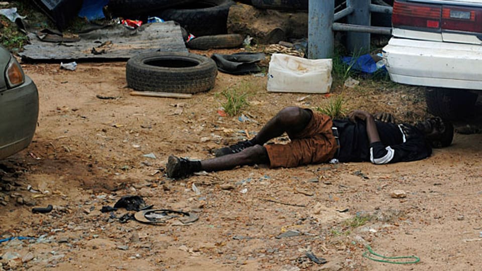 Ein Toter auf einer Strasse der liberischen Hauptstadt Monrovia. Die Toten in Liberia können nicht weggeschafft werden; es gab und gibt zu wenig Personal, zu wenig Leichenwagen, zu wenig Krematorien.