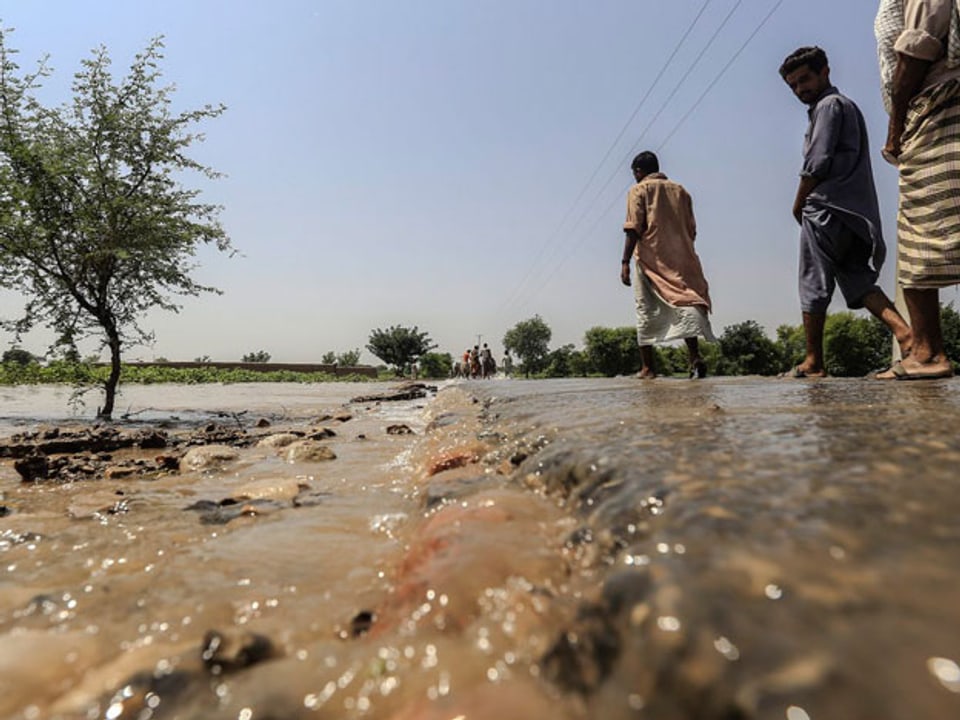 Überschwemmung in Indien und Pakistan zwingt die Menschen zur Fluch