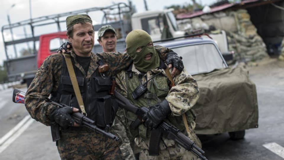 Prorussische Rebellen an einer Strassensperre in der Nähe des Flughafens von Donezk.