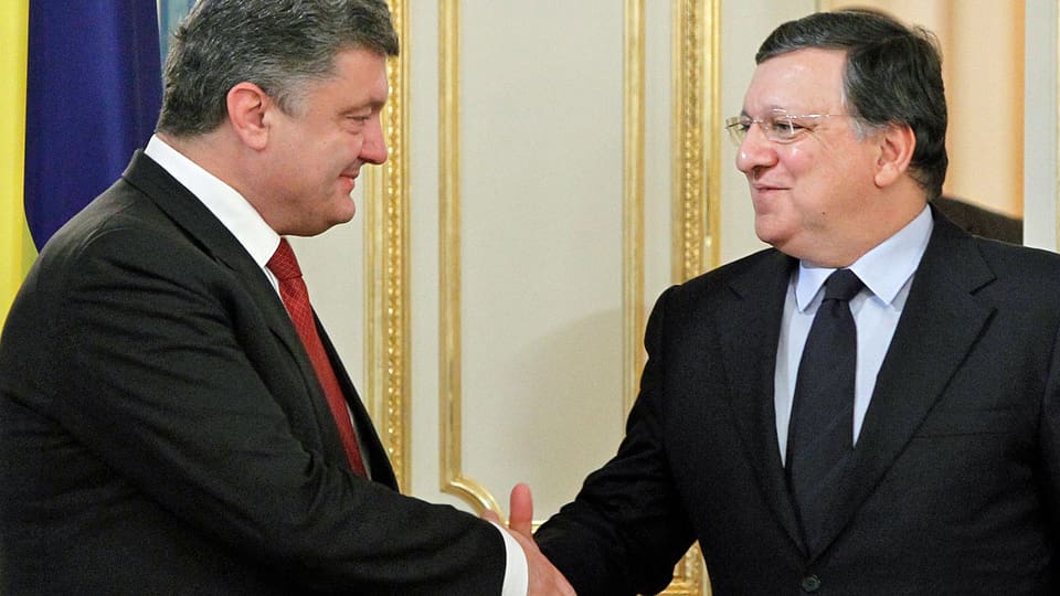 Händedruck zwischen dem ukrainischen Präsidenten Poroschenko und EU-Kommissionspräsident Barroso bei einem Meeting am 12. September in Kiew. Inzwischen haben beide Parlamente das Assoziierungsabkommen besiegelt.