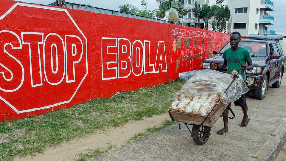 Warnung vor Gefahr durch das Ebola-Virus in der liberianischen Hauptstadt Monrovia.