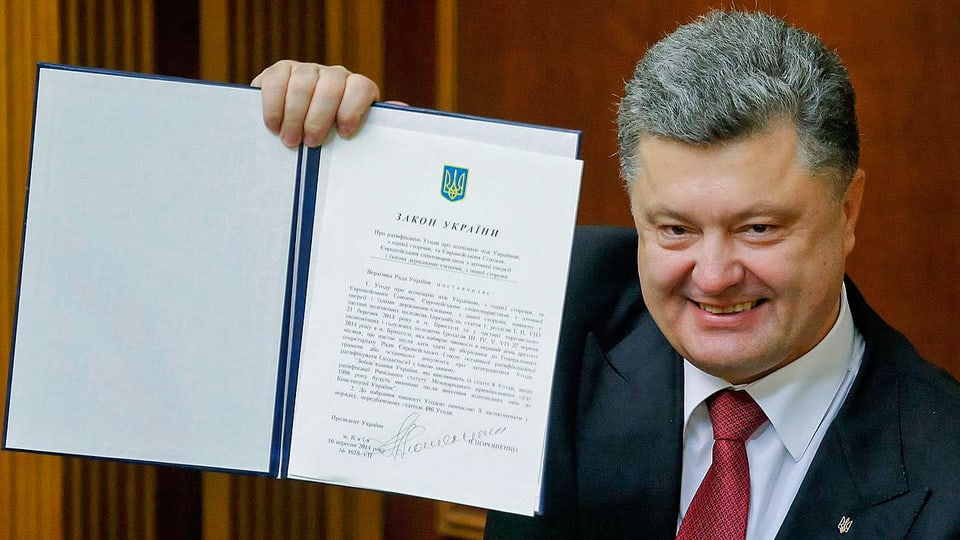 Der ukrainische Präsident Petro Poroschenko mit dem unterzeichneten Assoziierungsabkommen zwischen der Ukraine und der EU.