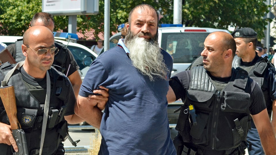 Kosovarische Polizisten verhaften am 12. August in Pristina einen Mann, der in Syrien und Irak gekämpft hat - und nach seiner Rückkehr offenbar versucht hat, Kämpfer für IS anzuwerben.
