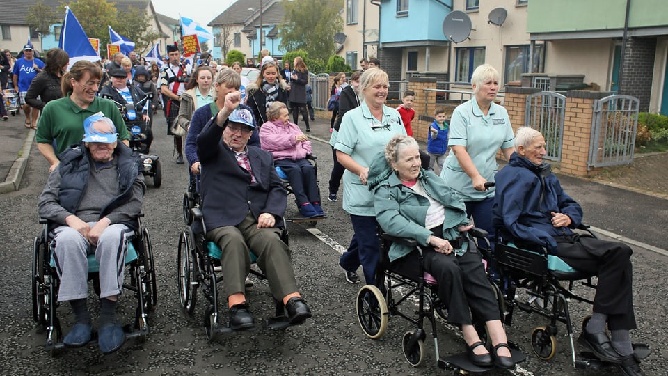  Insassinen und Insassen eines Altersheims nehmen an einem «Short Walk to Freedom» in Edinburg teil.