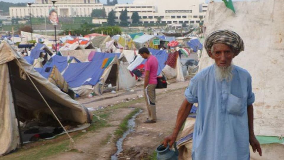 Zeltlager der Demonstranten auf der Constitutional Avenue, wo Imran Khans und Qadris Anhänger seit mehr als einem Monat ausharren.