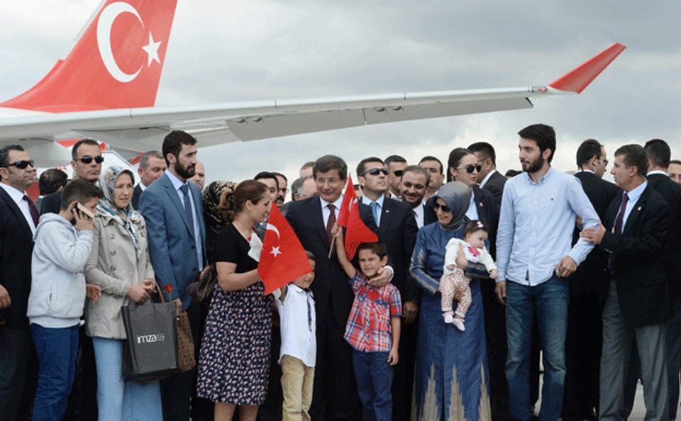 der türkische Premierminister Ahmet Davutoglu begrüsst die zurück gekehrten Geiseln