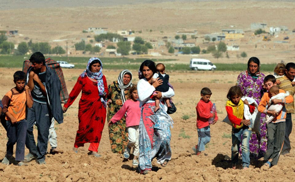 syrische KurdInnen auf der Flucht vor dem IS an der Grenze zur Türke