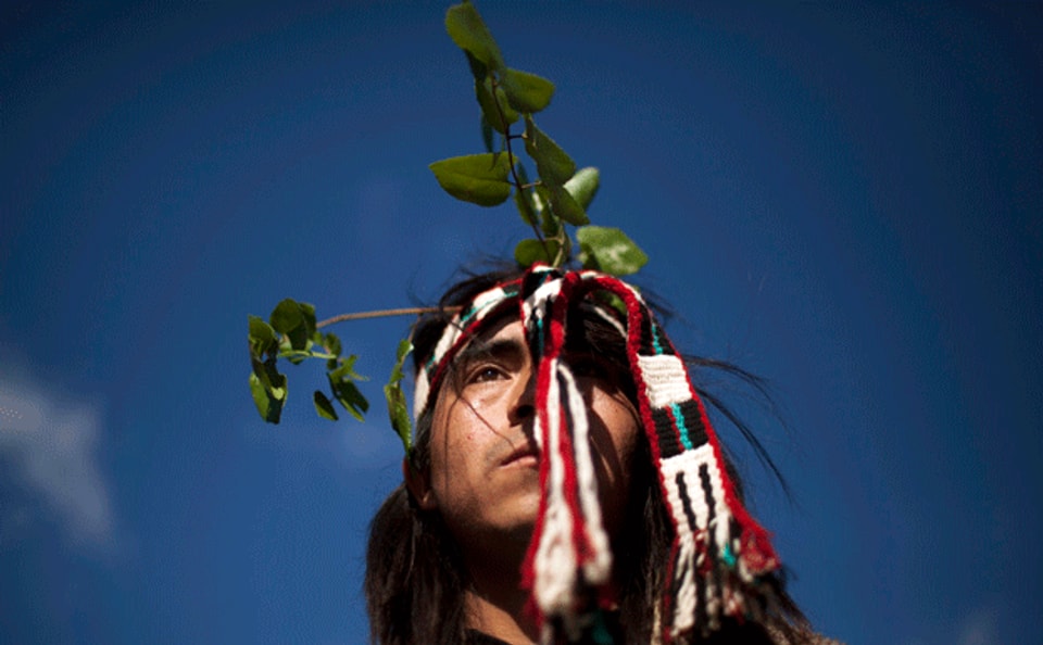 ein chilenischer Mapuche-Indio mit traditionellem Kopfschmuck
