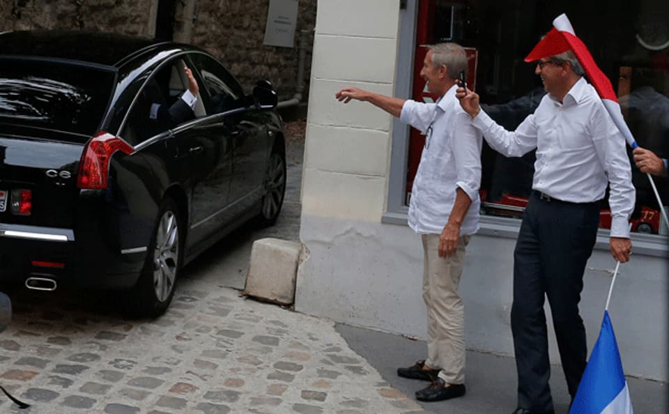 Nicolas Sarkozy wird von Unterstützern bejubelt, nachdem er sein politisches Comback publik machte
