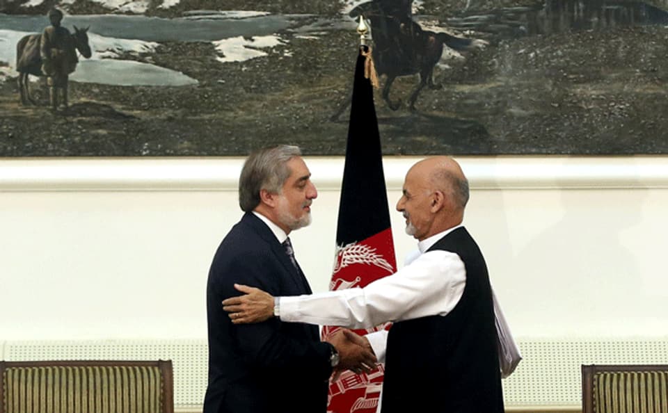 Abdullah Abdullah und Ashraf Ghani schütteln sich die Hand nach der Unterzeichnung der Machtteilung