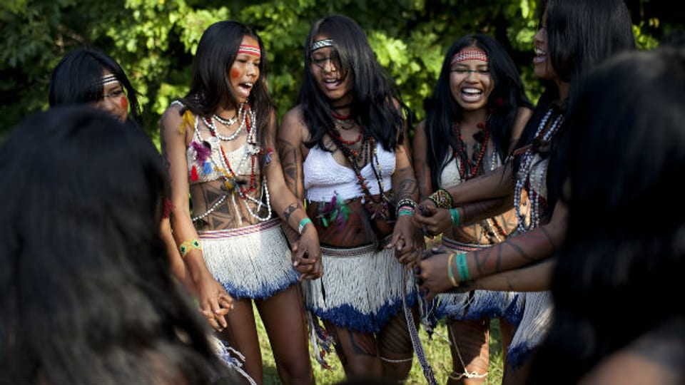 Frauen der Guarani-Indianer tanzen und singen in ihrem Dorf.