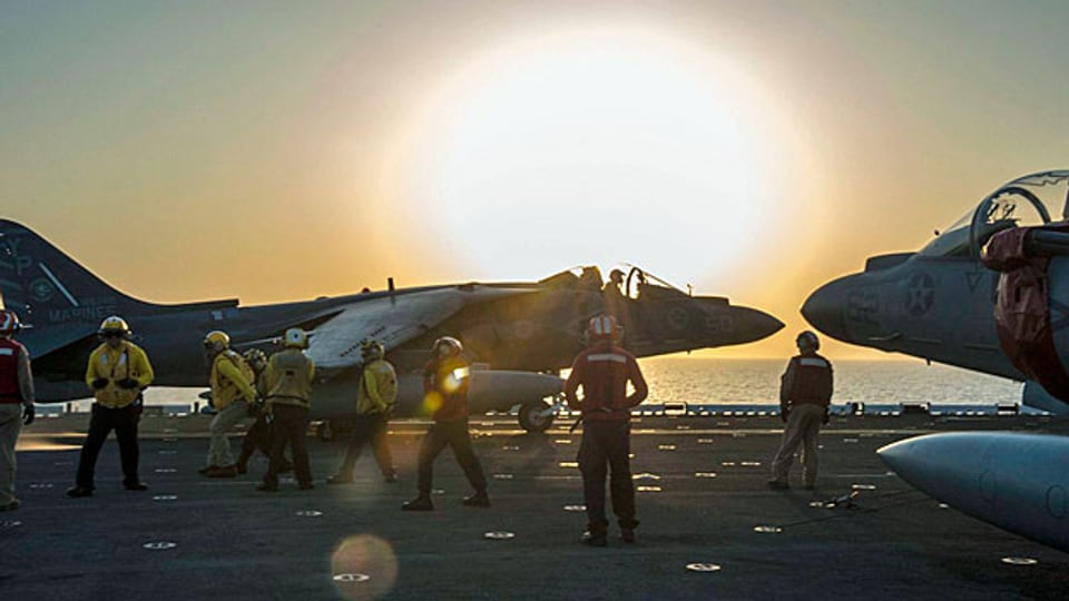 US-Kampfjets starten von einem Flugzeugträger im Persischen Golf in Richtung Syrien.