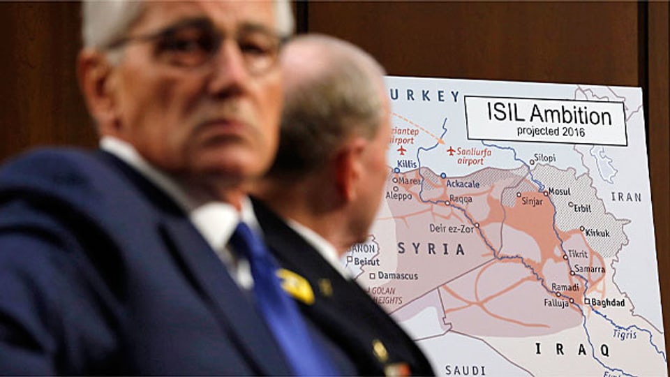 US-Verteidigungsminister Chuck Hagel vor einer Landkarte, die zeigt, wo sich der «Islamische Staat» ausbreitet.
