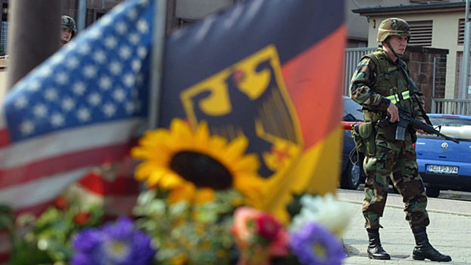 Ein US-Soldat vor dem Hauptquertier in Heidelberg. Nun zieht die US-Armee ab aus Süddeutschland.