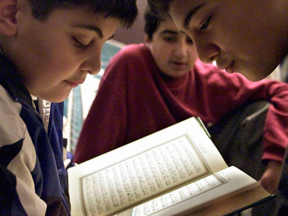 Knaben lesen eine Sure des Korans in der Moschee von Kreuzberg, Berlin.