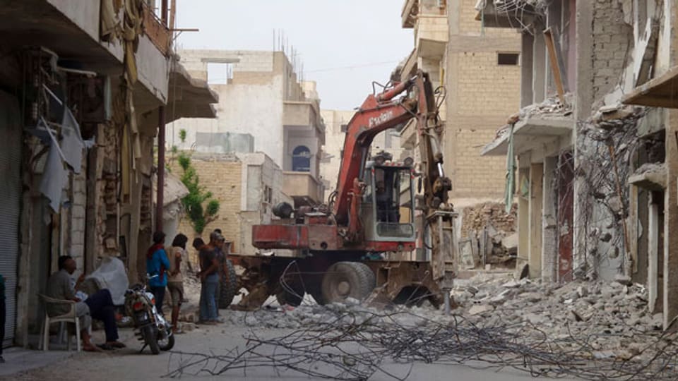 Beseitigung von Schutt im Zentrum von Raqqa nach dem Beschuss durch Al-Assad-treue Kräfte am 25. September 2014.