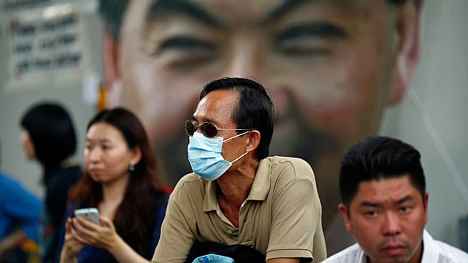 Protestierende in Hongkong - vor einem Transparent mit dem Bild des von Peking eingesetzten Statthalters Leung Chun-ying. Die Demonstranten fordern dessen Rücktritt.