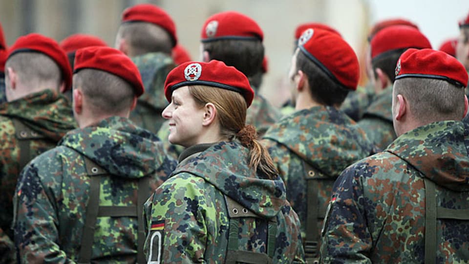 Ein gutes Stück weit ist die Integration von Frauen in die Nato-Armeen nicht nur Realität, sondern auch Normalität geworden - auf dem Feld, auf Stützpunkten, in Hauptquartieren.