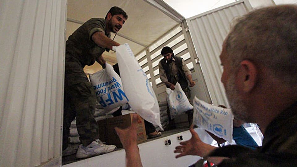 Um den syrischen Vertriebenen helfen zu können wie bis jetzt, bräuchte das UNO-Welternährungsprogramm bis Ende Jahr 352 Millionen Dollar, pro UNO-Mitgliedsland macht das 1,82 Millionen Franken. Bild: Im Mai 2014 werden im Osten der syrischen Hauptstadt Hilfsgüter entladen.