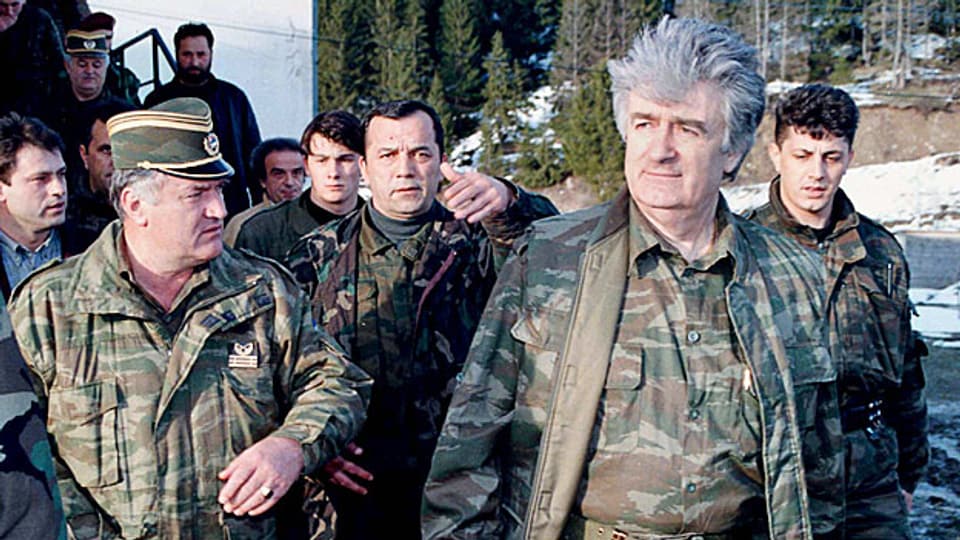 Radovan Karadzic auf einem Bild von 1995, als Anführer der bosnischen Serben. «Elemente aus Fragen der Anklage wurden mit Elementen der Zeugenantworten verbunden und als Tatsachen hingestellt»,  wetterte der Angeklagte anlässlich seines Schlussplädoyers vor dem Jugoslawien-Tribunal in Den Haag.