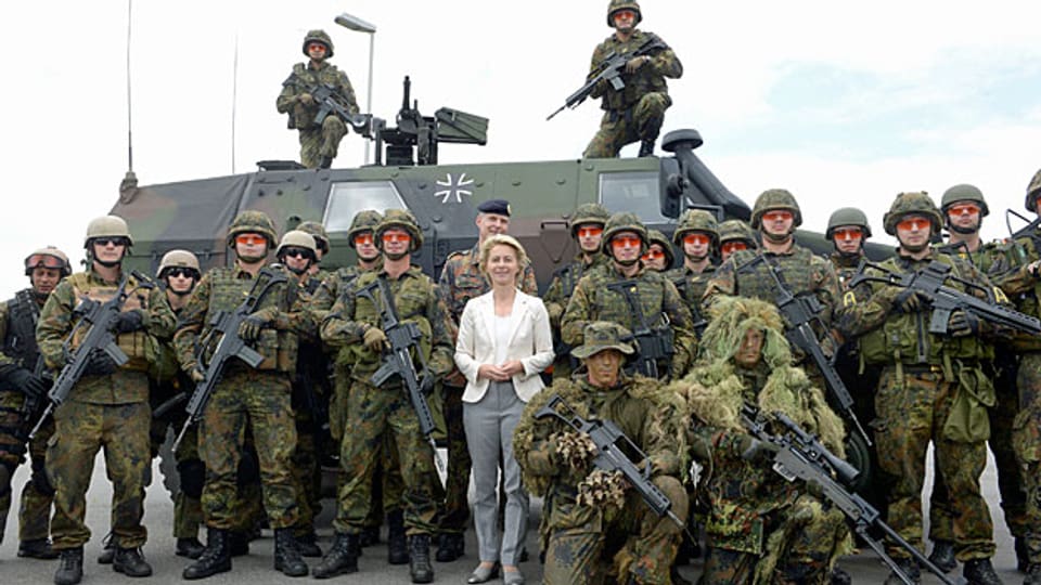 Die deutsche Verteidigungsministerin Ursula von der Leyen bei einem Truppenbesuch in Schleswig-Holstein.