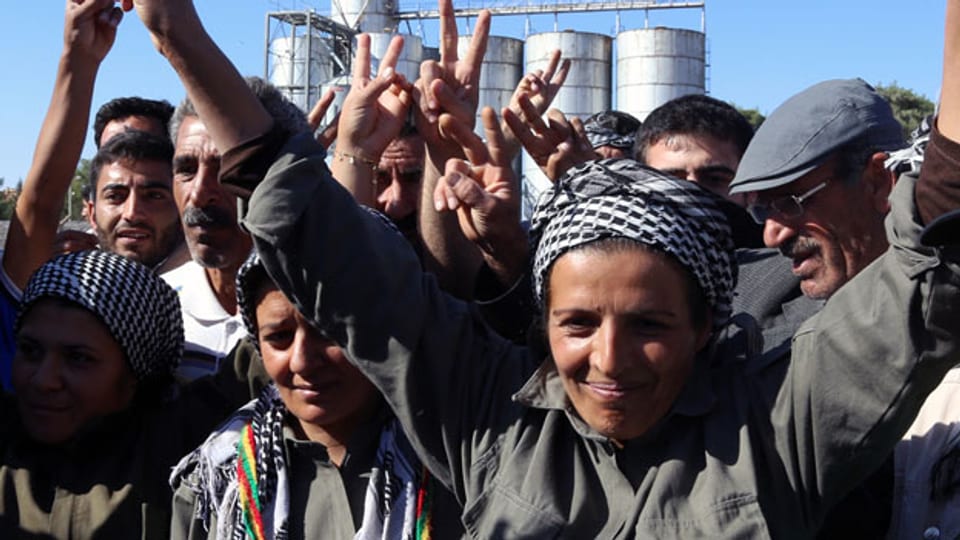 Kurdische Soldatinnen und Soldaten in Kobane.