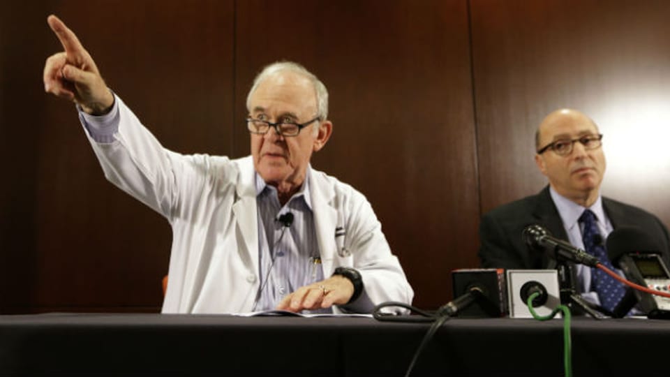 Der erste in den USA diagnostizierte Ebola-Patient wird am Texas Health Presbyterian Hospital in Dallas von Dr. Edward Goodman (links) behandelt