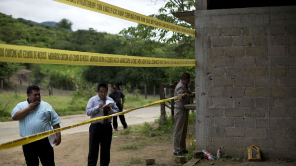 Sicherheitsbeamte am Ort einen Schiesserei in San Pedro Limon am 3. Juli 2014.