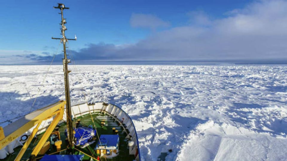 Ein russisches Forschungsschiff im Antarktiseis im Dezember 2013.