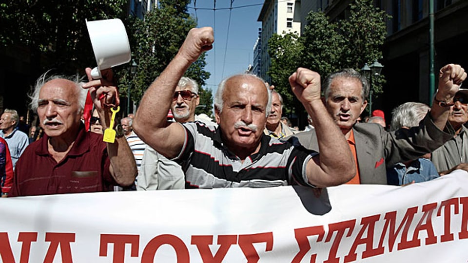 «Die Sozialwerke sind die nächste Megatonnenbombe in Griechenland», sagt die Wirtschaftsjournalistin Kaki Bali. Bild: Pensionierte protestieren am 2. Oktober in Athen gegen die Reformen der griechischen Regierung.
