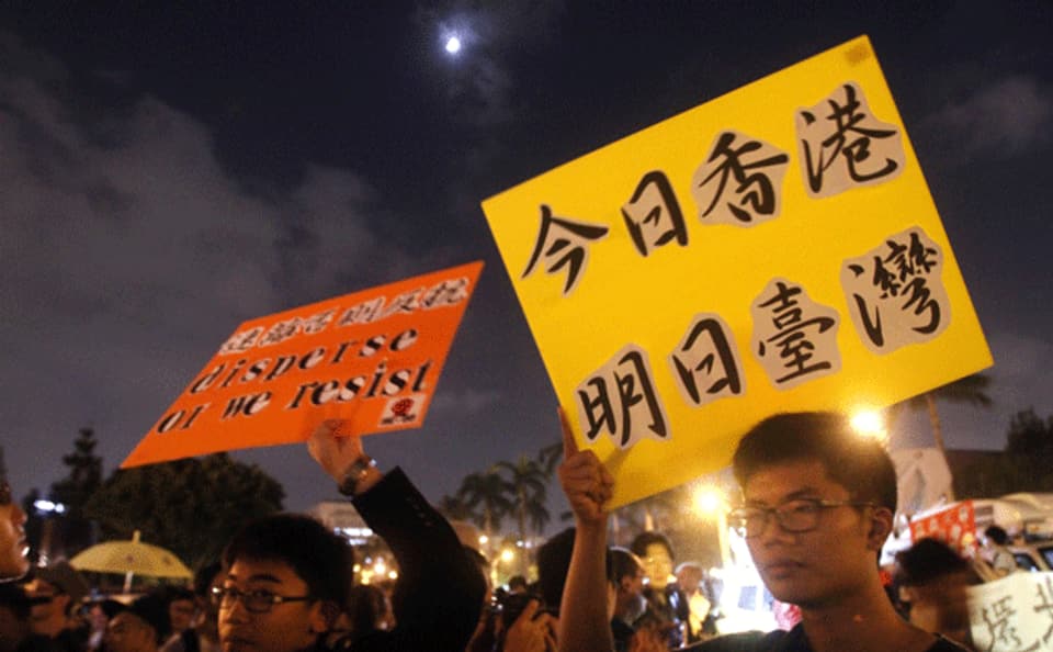 Demonstranten in Taipeh. Auf den Schildern steht: Heute Hongkong - morgen Taiwan