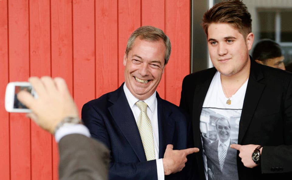 ein junger AUNS-Anhänger lässt sich mit Nigel Farage ablichten