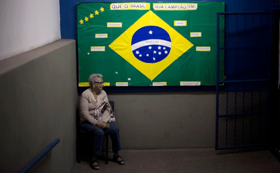 eine Brasilianerin wartet auf die Stimmabgabe