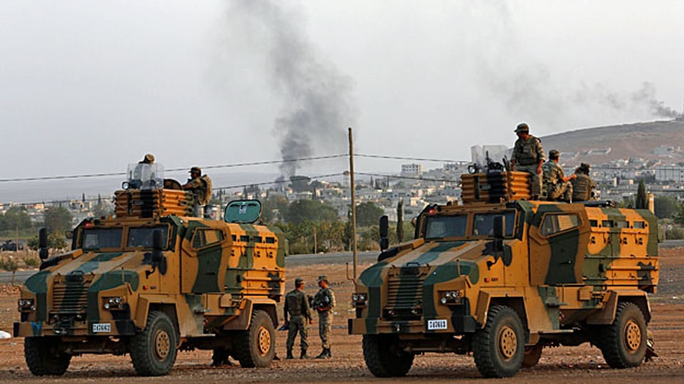 Soldaten der türkischen Armee - im Hintergrund die Stadt Kobane.