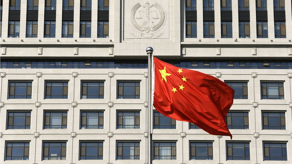 Die chinesische Flagge vor einem Gerichtsgebäude in der ostchinesischen Provinz Shandong.