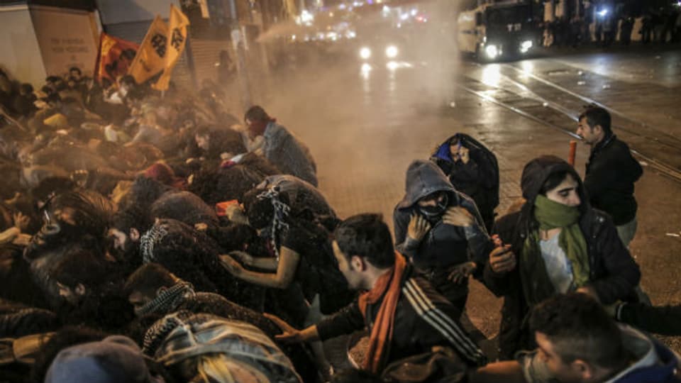 Demonstranten in Istanbul fliehen vor der Polizei.