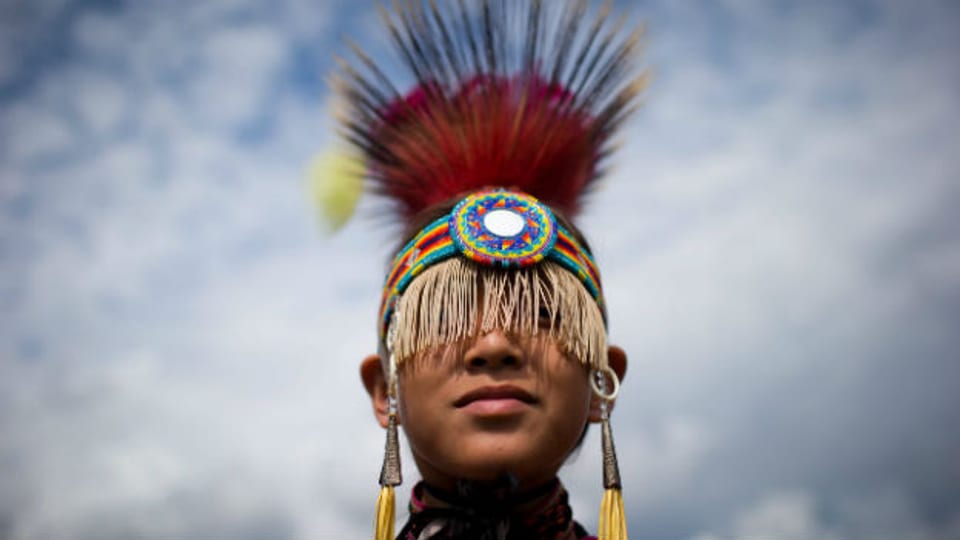 Ein Junge eines Ur-Volkes vor einer Tanzaufführung.