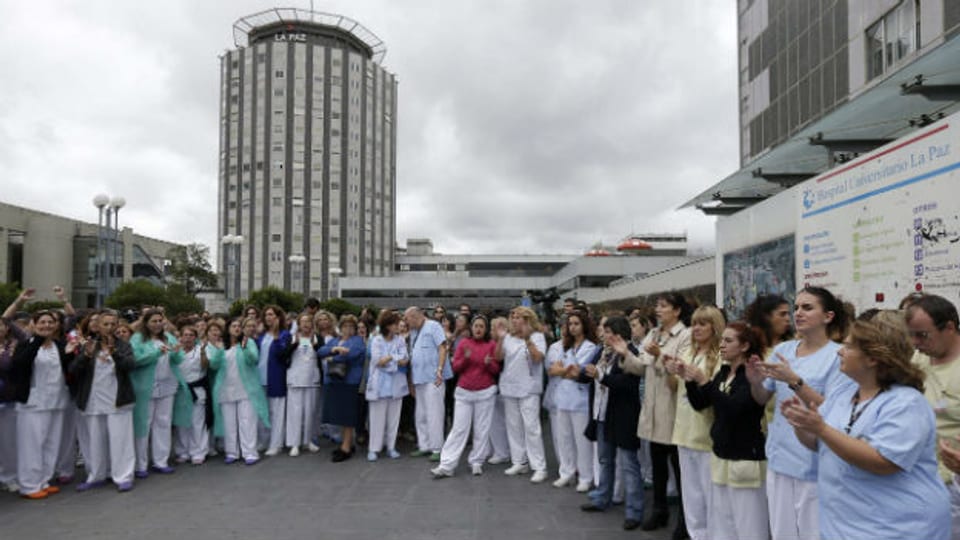 Belegschaft des Madrider Spitals "La Paz" protestiert gegen fehlende Ebola-Vorbereitung.