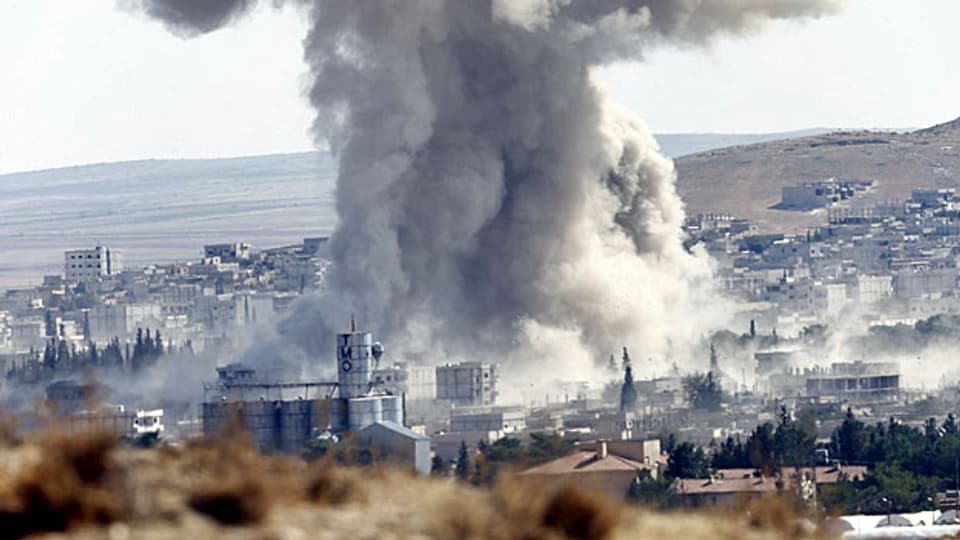Nach einem US-Luftangriff auf Stellungen von IS-Milizen im Westen von Kobane hängt eine Rauchsäule über der Stadt.