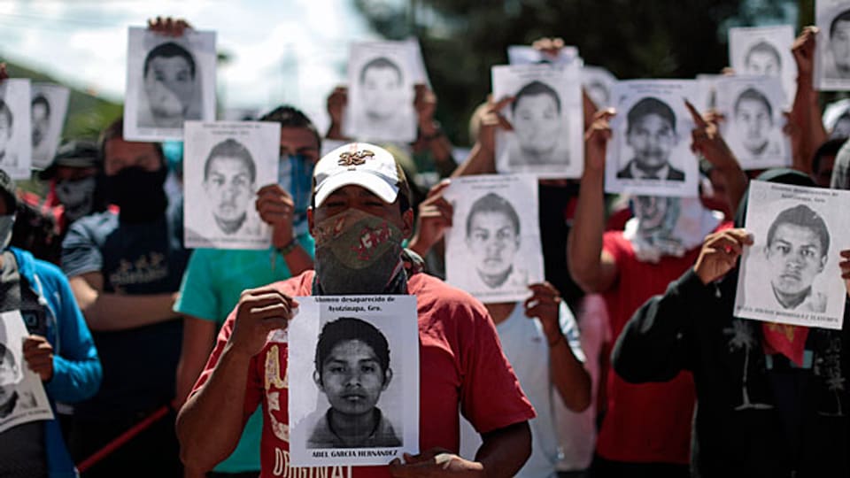 Studenten vom Lehrerseminar in Ayotzinapa mit den Bildern ihrer ermordeten Kollegen.