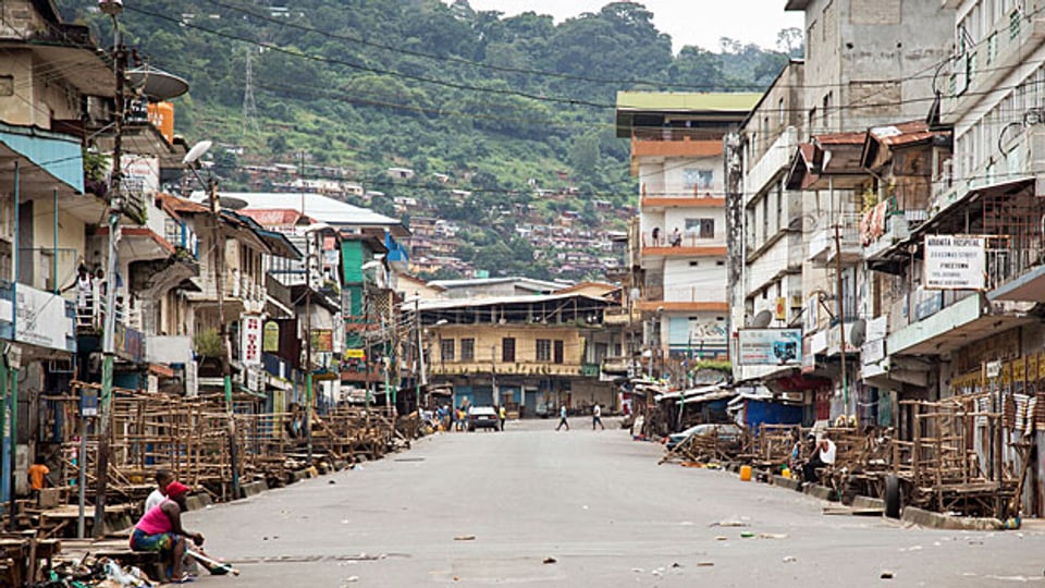Sierra Leones Hauptstadt Freetown, während einer Ausgangssperre, die wegen Ebola verhängt wurde. Nichts geht mehr, alles steht still.